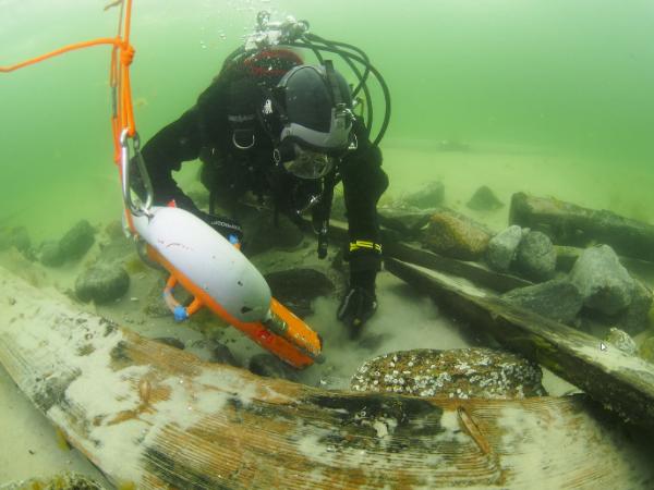 Oczyszczanie fragmentów drewnianego wraku na dnie Zatoki Gdańskiej przy pomocy eżektora
