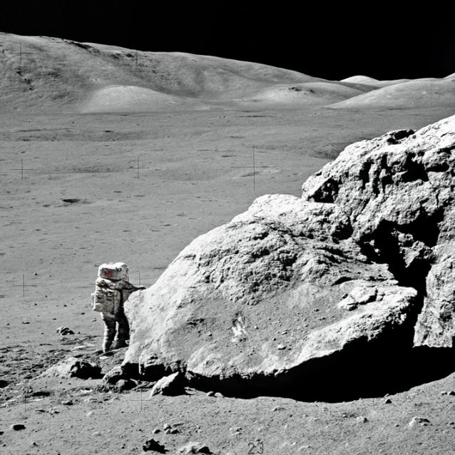 Eugene A. Cernan spacerujący wokół Skały Tracy’ego, 13 grudnia 1972 r. Samochód zaparkował z drugiej strony.