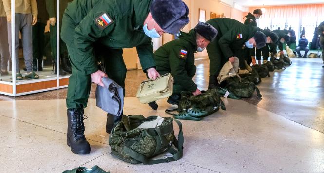 Rosyjscy żołnierze odbierają wyposażenie wojskowe.