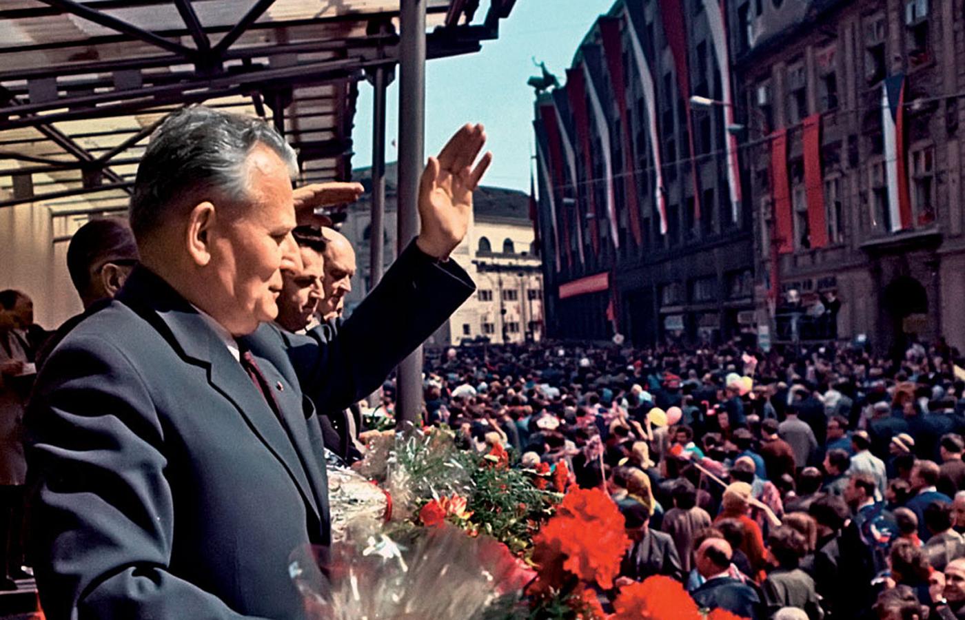 Prezydent Antonín Novotný pozdrawia uczestników pochodu pierwszomajowego, 1967 r.