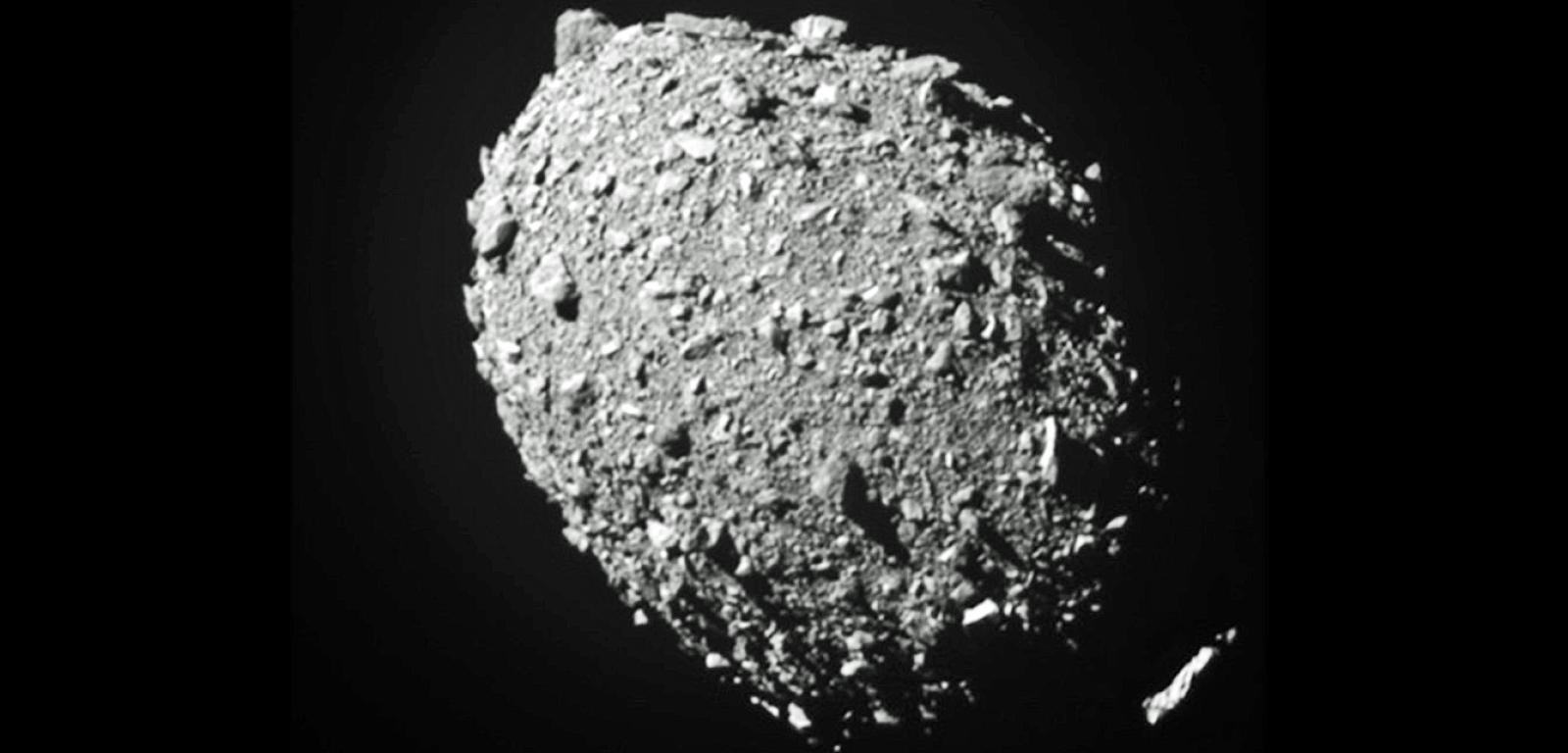 Zdjęcie planetoidy Dimorphos wykonane przez sondę DART na kilka sekund przed zderzeniem.