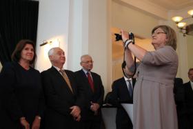 Posłanka Anna Grodzka nie startuje w najbliższych wyborach. Laureatka wykonała wiele pamiątkowych zdjęć. Mówi, że jeszcze wróci na Wiejską.