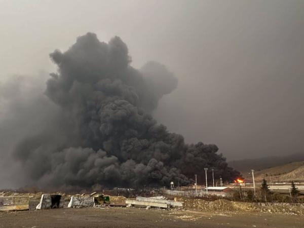 Dym i płomienie nad zniszczonym w irańsko-amerykańskich nalotach składem ropy w Teheranie. 8 marca 2026 r.
