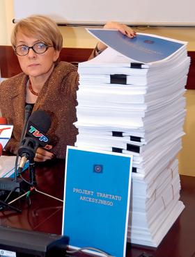 Danuta Hübner, minister ds. europejskich (2003–04), za stosem traktatu akcesyjnego (5,5 tys. stron, 20 kg), fot. z marca 2003 r.