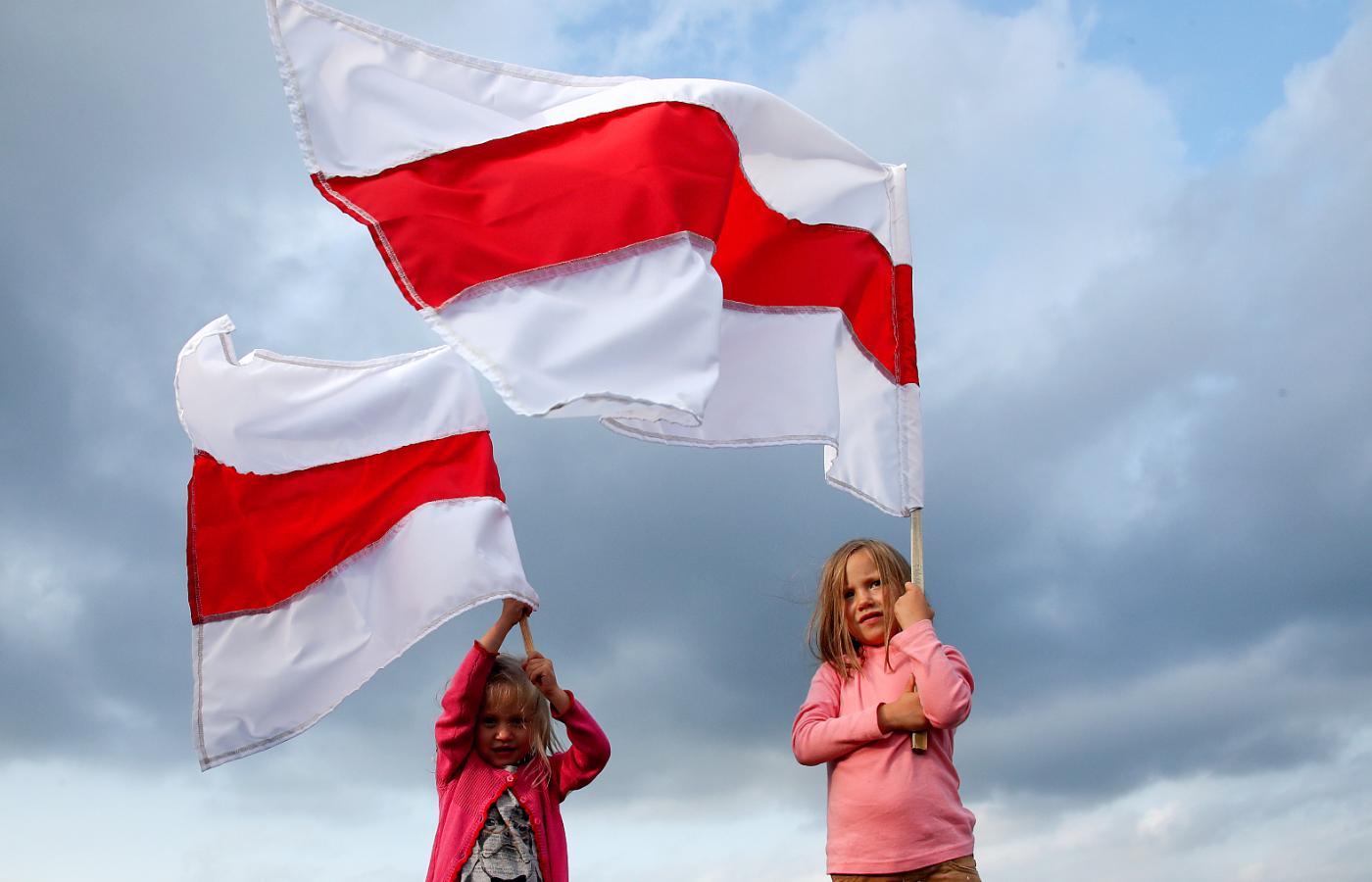 Dzieci z biało-czerwono-białymi flagami. Mińsk, 21 sierpnia 2020 r.