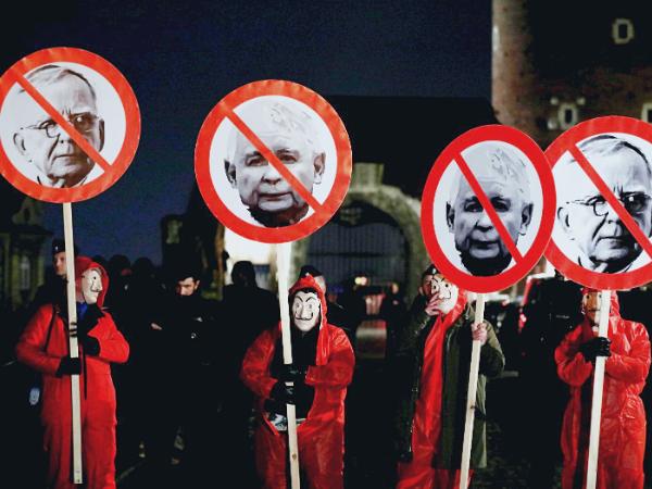 Happening KOD w Krakowie, 18 listopada 2021 r.. Na transparentach Jarosław Kaczyński i abp Marek Jędraszewski.