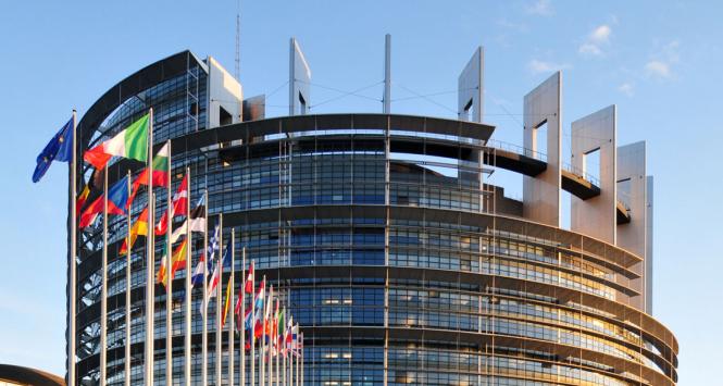 Budynek Parlamentu Europejskiego w Strasburgu.