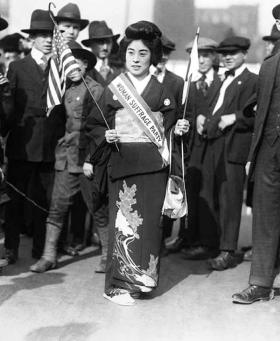 Komako Kimura. Japońska sufrażystka, na zdjęciu maszerująca Piątą Aleją w Nowym Jorku z żądaniem prawa wyborczego dla kobiet.