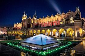 Kraków 1950 r. był ogromnym miastem zabudowanym nowoczesnymi konstrukcjami. Przynajmniej w wizji Michała Bałuckiego z początku XX w.