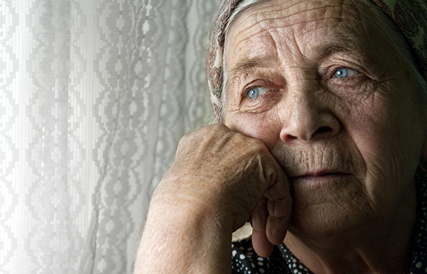 Pandemiczna praktyka potwierdza, że starsi ludzie najtrudniej przechodzą zakażenie.