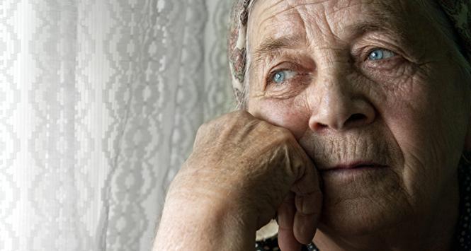 Pandemiczna praktyka potwierdza, że starsi ludzie najtrudniej przechodzą zakażenie.