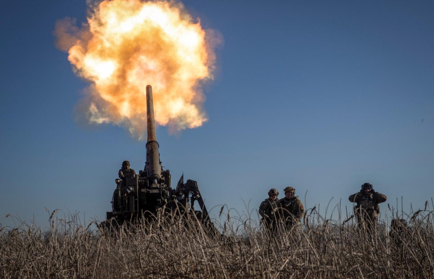 Ukraińscy żołnierze strzelają z działa samobieżnego 2S7 Pion w kierunku rosyjskich pozycji na linii frontu w pobliżu Bachmutu. 24 stycznia 2023 r.