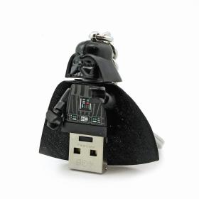 Pendrive w figurce Lego. Do wyboru Darth Vader, Yoda lub C3PO. A jeśli ktoś woli hrabiego Drakulę lub postać z filmu „Toy Story”, też znajdzie coś dla siebie. Pojemność 4GB. USB 2.0 (zgodność z USB 1.0 i 1.1). www.pakamera.pl Cena: 160–195 zł.