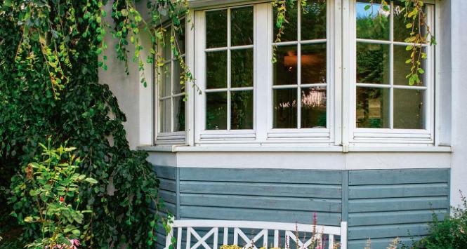 Dom według projektu z bazy Muratora został zmodyfikowany o wykusz w kuchni, nad którym powstał taras przy sypialni. Elewację zmiękczono drewnianą okładziną.