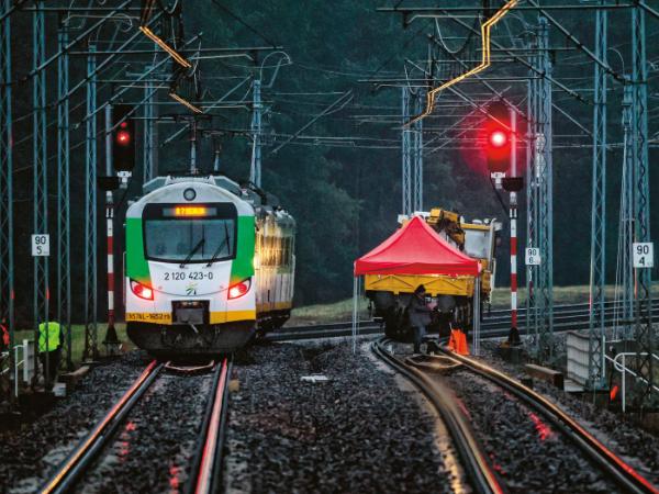 Uszkodzone tory przy stacji Mika w powiecie garwolińskim. Pod przejeżdżającym pociągiem towarowym zdetonowano ładunek wybuchowy.