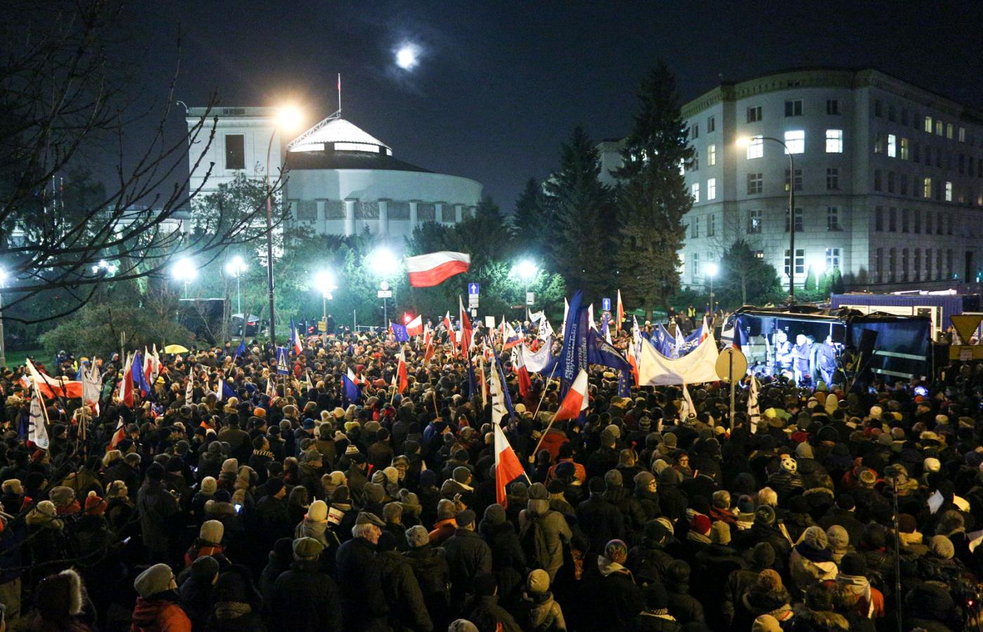 Nocny protest pod Sejmem