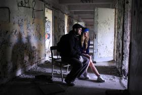 Dave i Kaja w nieczynnej fabryce na warszawskiej Pradze