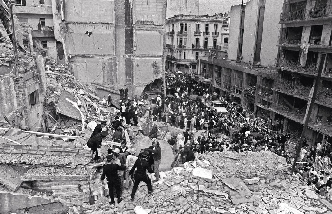 Gruzowisko po ataku terrorystycznym na żydowskie centrum kulturalne, Buenos Aires, 1994 r.