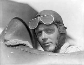 W powieści Philipa Rotha to Charles Lindbergh zostaje prezydentem i pociąga Amerykę w stronę faszyzmu.