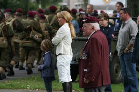 Tylko marsz? Historycy wojskowości i weterani podkreślają, że te 9 km od zrzutowisk do celu było jedną z przyczyn klęski pod Arnhem.  Weteran ogląda przemarsz grup rekonstrukcyjnych przed Muzeum Wojsk Powietrznodesantowych w Oosterbeek, wrzesień 2008 r.