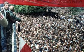 Tłum mieszkańców Gdańska zgromadzony przed Bramą nr 2 Stoczni Gdańskiej im. Lenina. Sierpień 1980 r.