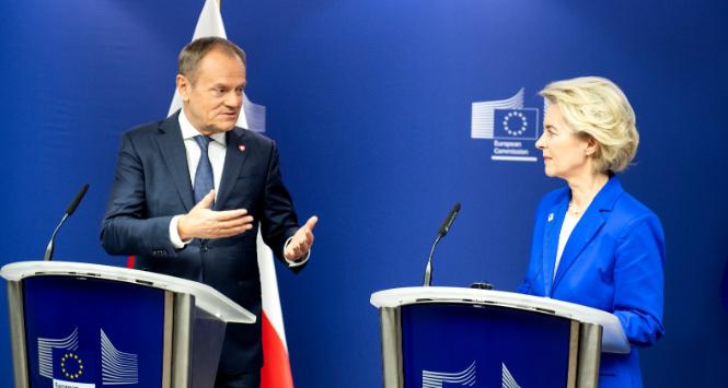 Premier Donald Tusk i szefowa Komisji Europejskiej Ursula von der Leyen, która pozostaje bardzo mocną faworytką na szefową KE w nowej kadencji.