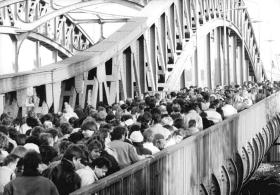 Obywatele NRD na moście Bosebrucke przed przejściem granicznym, 18 listopada 1989 r.