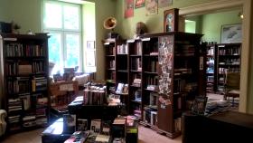 Księgarnia Odkrywcy, Łódź, ul. Gabriela Narutowicza 461. Dlaczego warto prowadzić księgarnię kameralną?Zacznijmy od tego, czy w ogóle warto! Otóż z punktu widzenia czysto ekonomicznego – nie warto.  Nie jest to biznes dla tych, którzy chcieliby mieć ze swojej pracy jakieś wymierne korzyści materialne. Co więcej, prowadzenie takiej księgarni jest nieco bardziej skomplikowane i nie ogranicza się do przyjmowania dostaw nowości przesyłanych z „centrali”. Jeśli jednak spojrzymy na sprawę okiem miłośnika książek, oczywiste stanie się, że warto. Szczególnie jeśli ta niezależna księgarnia specjalizuje się w jakiejś dziedzinie, tak jak nasza w historii. Gdzie bowiem można usiąść w fotelu i mieć na wyciągnięcie ręki ponad 10 tysięcy tytułów związanych ze swoją pasją? Gdzie na jednej półce obok siebie stoją zarówno pozycje wydane „wczoraj”, jak i 10 lat temu? Gdzie można znaleźć książki wydawane w 200 egzemplarzach przez pasjonatów dla pasjonatów?2. Skąd pomysł na taką, a nie inną nazwę księgarni?Nazwa księgarni pochodzi z zamierzchłych czasów, gdy nie istniała jeszcze księgarnia w Łodzi, a sklepy w internecie stawiały pierwsze kroki. Uznaliśmy, że czytelnicy miesięcznika „Odkrywca”, gazety pełnej opowieści o skarbach i tajemnicach historii, na pewno chętnie poszerzą swoją wiedzę o interesujących ich tematach. Zaczęliśmy gromadzić wszelkie tytuły pasujące do tej tematyki, a nasza księgarnia rozpoczęła swój byt w postaci ulotki zatytułowanej właśnie „Księgarnia Odkrywcy”, dodawanej do każdego numeru miesięcznika. Na czterech stronach formatu A4 dumnie prezentowaliśmy całą naszą ówczesną ofertę... — Magdalena Zając.