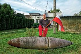 Artur przy obiekcie, który nazywa ruską rakietą lub rakietą na Ruskich.