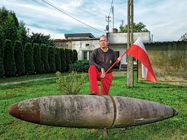 Artur przy obiekcie, który nazywa ruską rakietą lub rakietą na Ruskich.