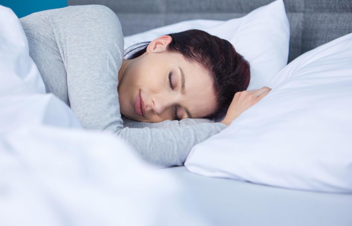 Podczas snu nasz organizm nie przestaje funkcjonować. Przeciwnie, w mózgu, gruczołach dokrewnych, przewodzie pokarmowym, krwionośnym i oddechowym trwa nieustająca praca.