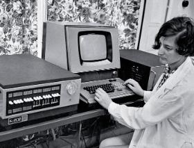 Sprawdzanie K-202, pierwszego polskiego minikomputera inżyniera Jacka Karpińskiego, 1971 r.