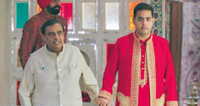 Mukesh Ambani (na fot. z lewej, z synem Akashem) wypadł z pierwszej dziesiątki największych bogaczy świata, ale pozostaje najzamożniejszym Azjatą.