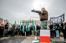 Korwin-Mikke z sympatią zerka na Ruch Narodowy, czyli zlepek Obozu Narodowo-Radykalnego i Młodzieży Wszechpolskiej.