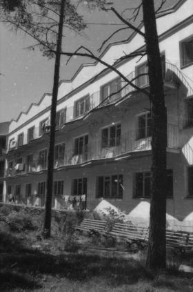 Ośrodek internowania w Gołdapi, 1982 r. Ośrodek był nieogrodzony, więc  internowane nie mogły chodzić po terenie.