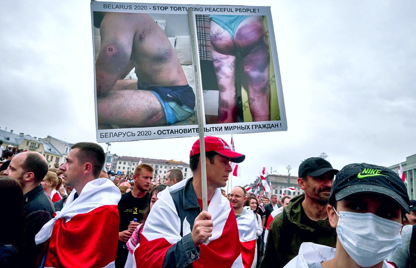 Demonstranci w Mińsku ze zdjęciami pobitych osób