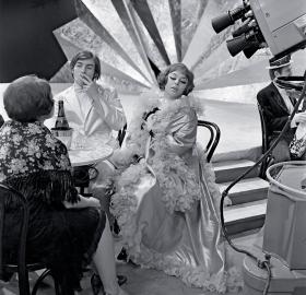 Telewizyjny program rozrywkowy z 1969 r. „Lucjan i inne”. Przy stoliku Gerard Wilk i Kalina Jędrusik.