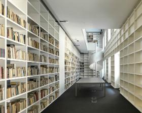 Zaczęto więc od tego, że zachowano (choć warunki konkursu dopuszczały jego zburzenie) stojący od ulicy budynek dawnej fabryki żarówek, perfekcyjnie wpisując go w nowe, otaczające go formy.