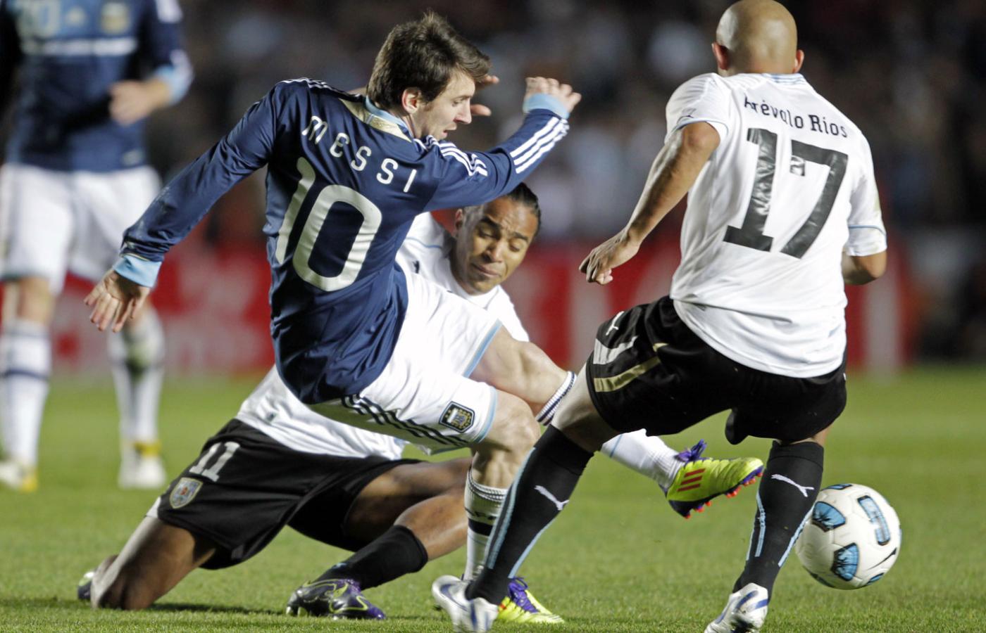 Mecz Argentyna - Urugwaj. Przy piłce Argentyńczyk Lionel Messi i piłkarze Urugwaju Alvaro Pereira i Egidio Arevalo Rios.