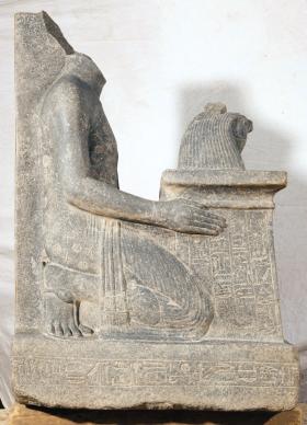 Posąg kapłana boga Montu, Ramosego.