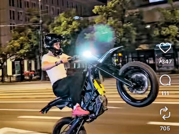 Nastolatki w jeździe Surronami szukają adrenaliny, bez oglądania się na zagrożenia.