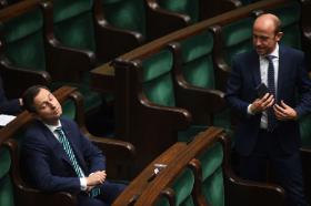 Ludowcy narzekają, że Platforma traktuje ich protekcjonalnie; dystansują się od niej, licząc zarazem, że PO przesunie się w lewo.