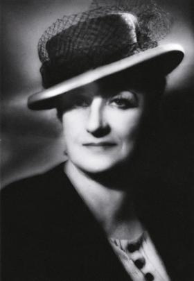 Wanda z Chądzyńskich Młodzianowska (1891–1958) urodzona w Łodzi, w rodzinie Bronisława i Zofii Chądzyńskich. Od 1910 r. występowała w teatrach w Wilnie, Łodzi i Kaliszu.
