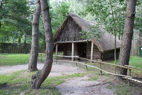 Krzemionki, chata w zrekonstruowanej wiosce z epoki neolitu