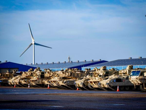 Brunssum ma dla Polski szczególne znaczenie, bo odpowiada za nasz kawałek Europy. Na zdjęciu holenderski port Vlissingen w Holandii. Setki czołgów i innych amerykańskich pojazdów podróżują drogą lądową, kolejową i wodną do Polski i Litwy. Styczeń 2023 r.