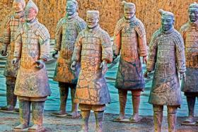 Według niektórych uczonych terakotowa armia to efekt kontaktów Państwa Środka ze sztuką hellenistyczną.