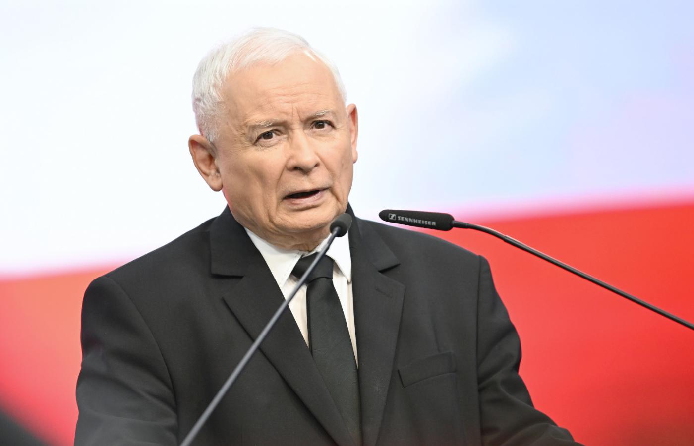 Jarosław Kaczyński wydaje oświadczenie w sprawie „Zielonej granicy” Agnieszki Holland, 22 września 2023 r. Odezwały się echa czasów, wydawałoby się, dawno minionych, a prezes PiS kolejny raz brzmiał – i grzmiał – jak Gomułka.