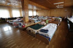Noclegownia dla uchodźców w remizie w Pierzchnicy.