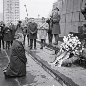 Kanclerz RFN Willy Brandt składa kwiaty pod
pomnikiem Bohaterów Getta w Warszawie, 1970 r.