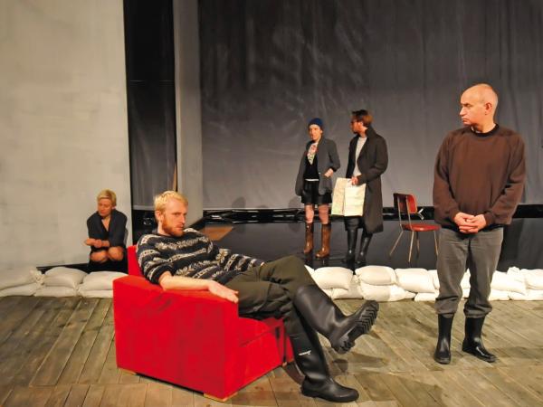 Jezus (Dobromir Dymecki) siedzi obok prezydenta (Krzysztof Dracz).